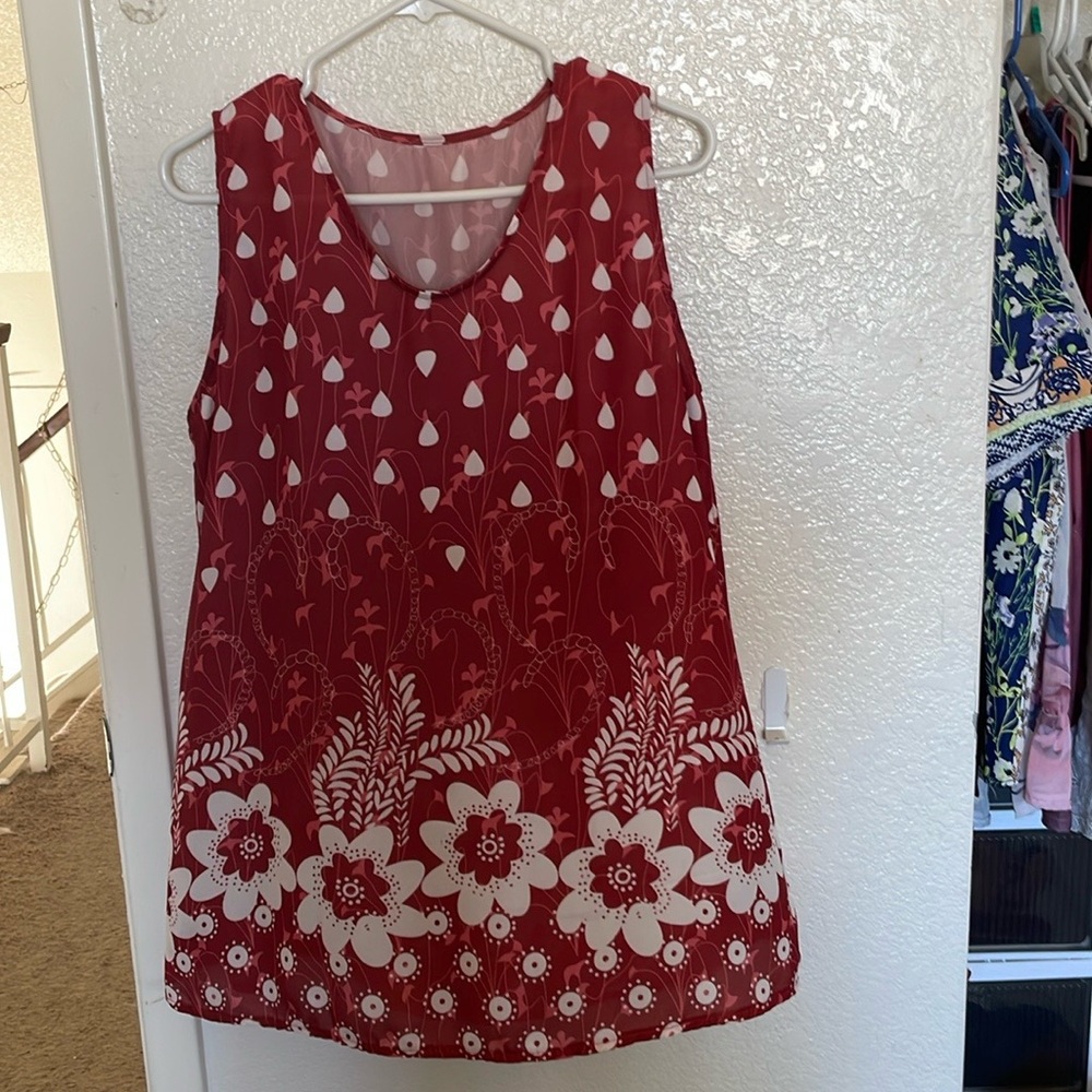 XL red and white sleeveless top. Only worn 2 times